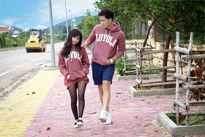 Sự chênh lệch chiều cao cũng khiến đôi trẻ gặp không ít khó khăn. Quyên từng tự ti vì mình quá nhỏ bé bên cạnh người yêu. Nhưng bù lại, hiểu được tâm lý bạn gái, Khôi luôn biết cách động viên, chiều chuộng và có khiếu hài hước giúp Quyên dần bỏ qua những mặc cảm nhỏ.