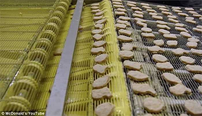 Các miếng gà sẽ tiếp tục được tẩm một lớp bột mỏng.