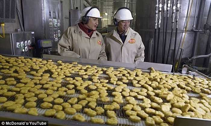 Các công nhân kiểm tra chất lượng sản phẩm trong nhà máy. Những miếng gà vàng ươm tưởng chừng như đã chín và có thể ăn ngay lập tức nhưng thực chất chúng vẫn còn sống ở bên trong. 