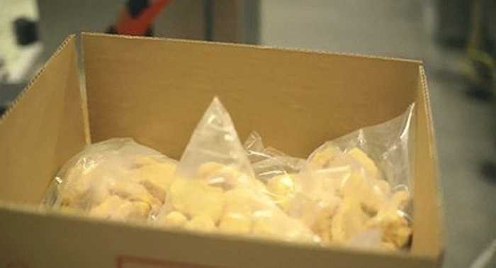 Cuối cùng, các miếng gà được đông lạnh, đóng gói, bỏ hộp và chuẩn bị lên đường để vận chuyển đến các nhà hàng McDonald's. Tại đây, những miếng gà McNuggets mới được nấu chín hoàn toàn.