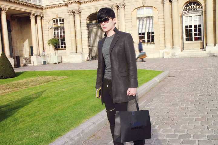 Nathan Lee du ngoạn Paris