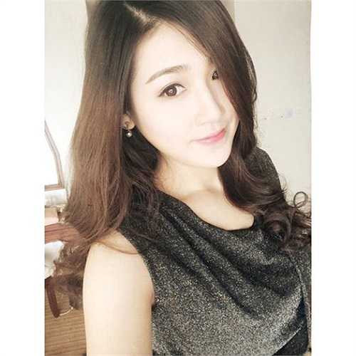 Á hậu Tú Anh cũng ngày càng xinh đẹp, tươi tắn.