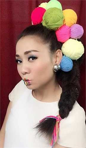 Thu Minh hóa trang xì tin cho bộ ảnh mới.