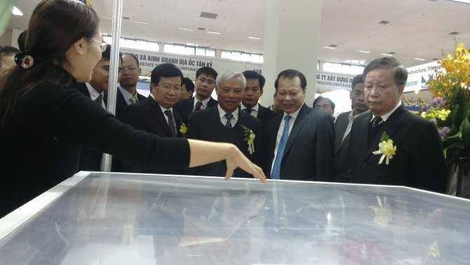 Phó Thủ tướng dự triển lãm 'giải quyết bức xúc đô thị Việt'