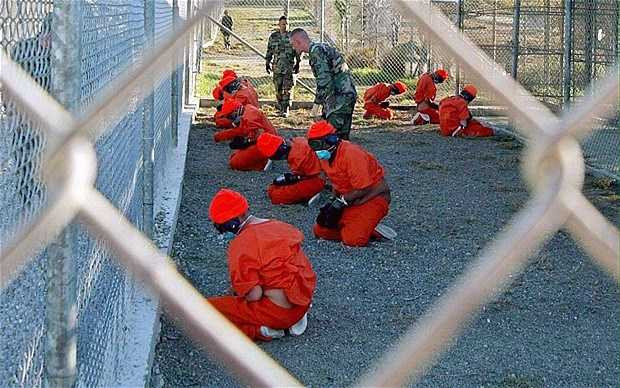 Quân nhân Mỹ thẩm vấn tù nhân tại nhà tù Guantanamo