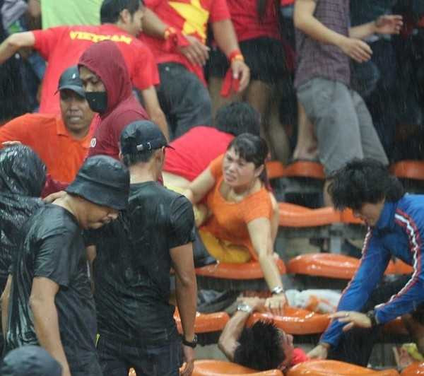 Fan cuồng Malaysia hành hung CĐV Việt Nam