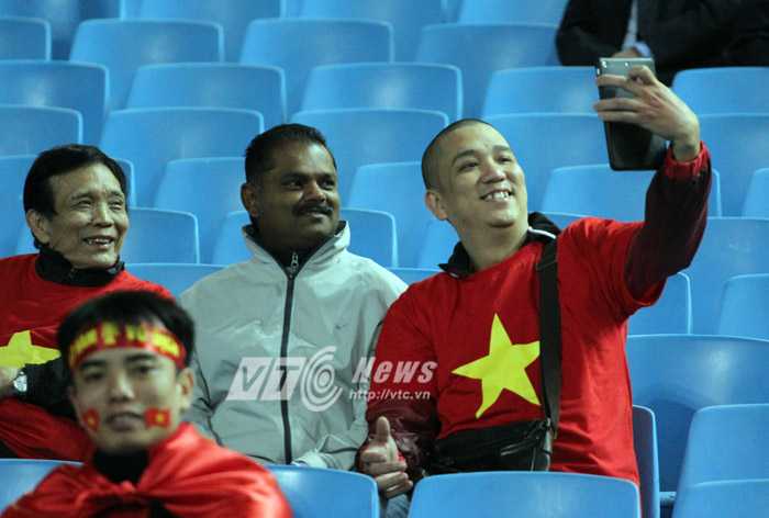 CĐV Malaysia vui vẻ chụp ảnh chung cùng CĐV Việt Nam