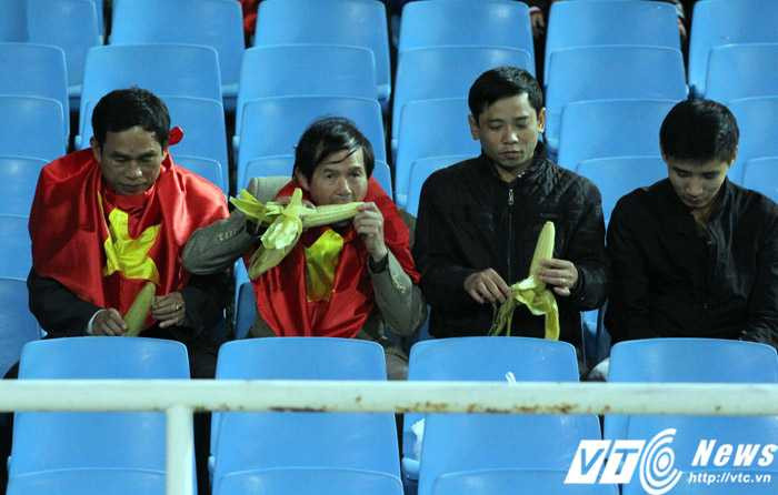 CĐV Việt Nam tranh thủ ăn