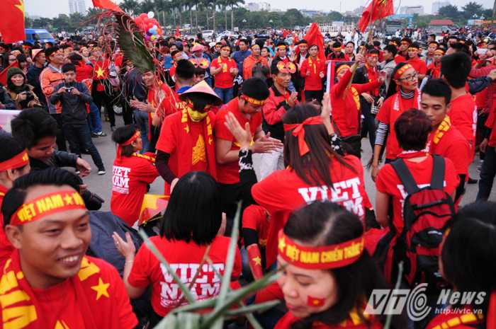 Đám đông tụ tập trước cửa SVĐ Mỹ Đình trước trận Việt Nam vs Malaysia