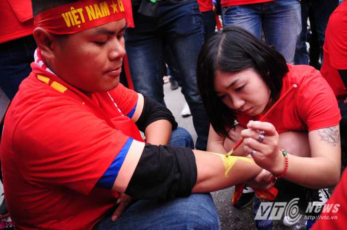 Các cổ động viên vẽ cho nhau trước khi vào sân cổ vũ đội tuyển