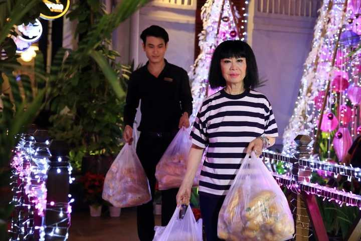 Danh ca Bạch Yến vì người nghèo