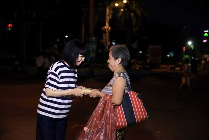 Danh ca Bạch Yến làm bánh mỳ