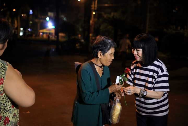 Danh ca Bạch Yến phát bánh mỳ