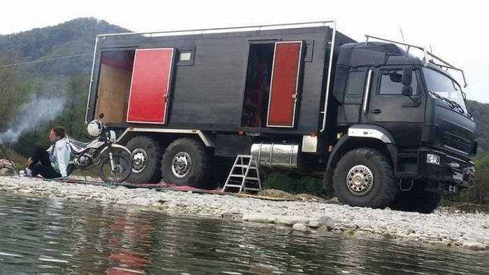 Chiếc Kamaz thùng kín là loại xe chuyên dùng trong lĩnh vực y tế và cứu trợ nhân đạo.