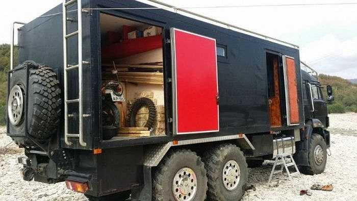 Một người yêu Kamaz đã biến chiếc xe thành căn hộ dã ngoại với đủ các trang bị thiết yếu cho 2 người, có cả gara chứa xe máy phượt. Ông cho biết đã đầu tư số tiền khoảng 22.000 USD để độ xe theo đúng ý mình.
