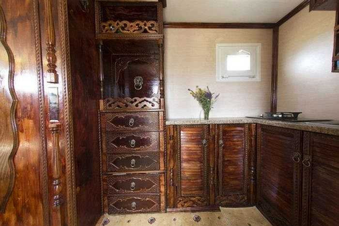 Nội thất của căn nhà trên Kamaz phượt ốp gỗ đỏ, mang hơi hướng cổ điển kiểu Nga, nhưng họa tiết theo kiểu Trung Quốc.