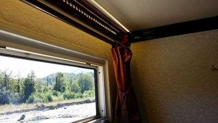 Vách gỗ của căn hộ có ô cửa kính kéo rèm, phỏng theo nội thất trên tàu hỏa Nga những năm 1920.