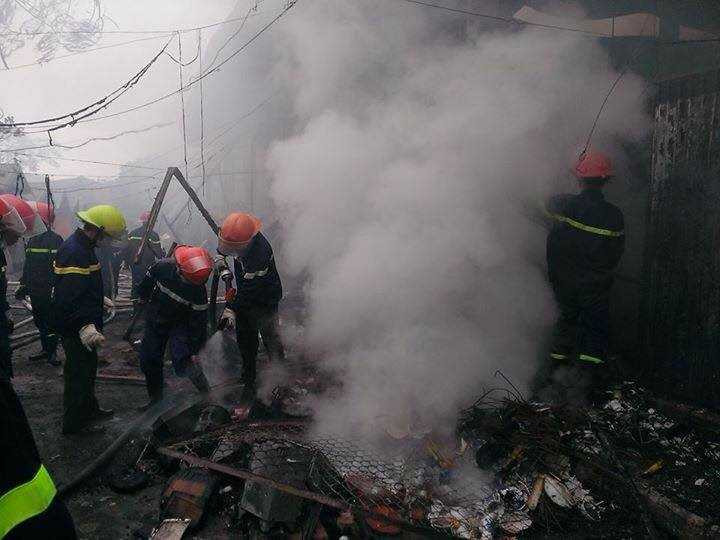 Hà Nội: Chợ Nhật Tân bốc cháy dữ dội