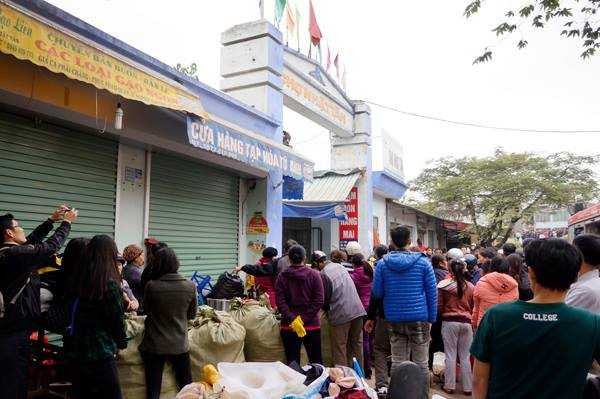 Hà Nội: Chợ Nhật Tân bốc cháy dữ dội