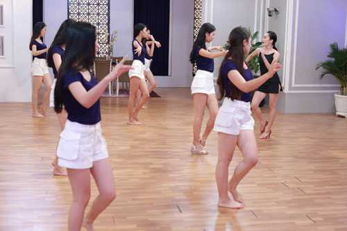 Thí sinh Hoa khôi áo dài tập luyện