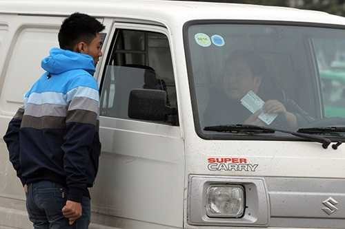 Vé Việt Nam vs Malaysia: 'Đồng nghiệp' bị bắt, phe vé cảnh giác cao độ