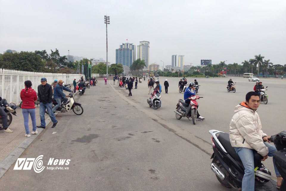 Hình ảnh đìu hiu trước cửa sân Mỹ Đình