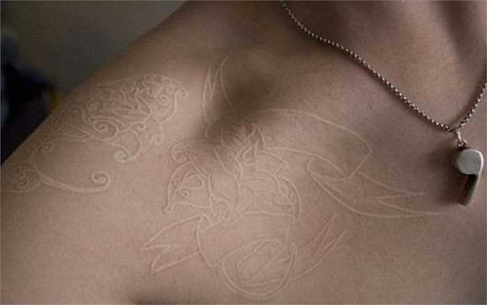 Xăm mực trắng tinh tế mà không kém phần 'ma quái'.