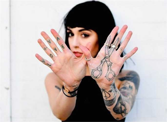 Cô nàng cá tính muốn dùng tay cắt bay mọi thứ.