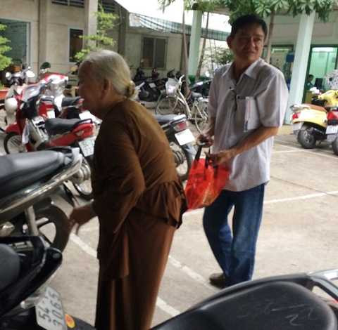 Bé trai 2 tuổi bị bỏ rơi trên taxi: Mẹ đang ở Trung tâm cai nghiện