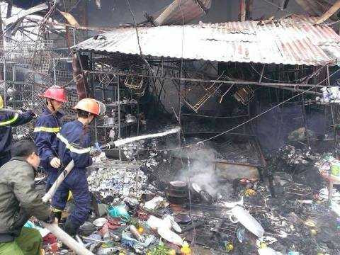 Cháy chợ Nhật Tân: 25 ki ốt thành tro, thiệt hại hơn 2 tỷ đồng