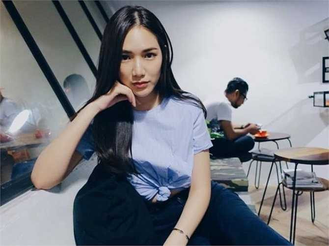 Jane Chuck - 345.000 người theo dõi: Đứng đầu danh sách là Jane Chuck. Có thể nói, Jane là một trong những cô gái nổi tiếng nhất trên mạng ở Malaysia hiện nay. Cô sở hữu trang Instagram và Facebook cá nhân đều có đến 345.000 người theo dõi. Jane được biết đến không chỉ nhờ vẻ ngoài xinh đẹp, mà còn do có gu thời trang cực chất.