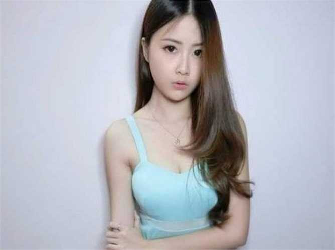 Xii Man - 27.000 người theo dõi: Cô gái đến từ Kuala Lumpur - Xii Man nổi tiếng nhờ có gương mặt thon gọn, thanh tú cùng mái tóc dài nữ tính. Không những thế, Xii còn có thân hình bốc lửa, với 3 vòng đạt chuẩn. 