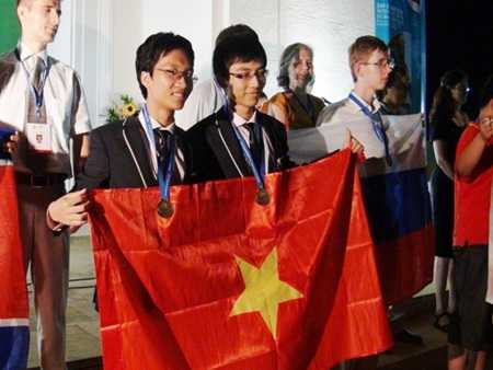 Phạm Huy Tuấn (trái) hai lần được HCV Toán Quốc tế