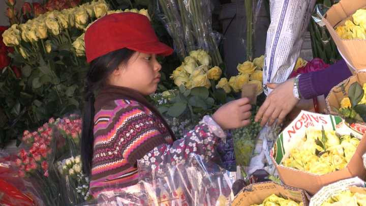 Các bé mua quà cho người thân 