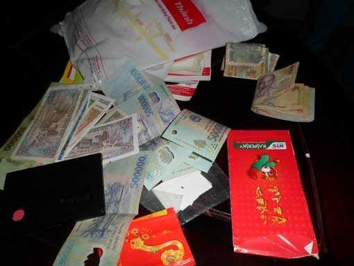 Tang vật của một vụ cướp giật được cơ quan chức năng thu giữ.