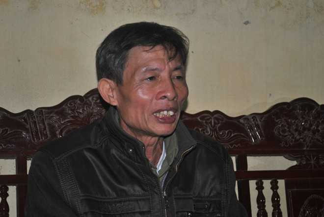 Ông Tân ứa nước mắt thể hiện sự ân hận khi nhắc lại diễn biến sự việc và cảnh sinh hoạt chốn phòng tạm giam. 