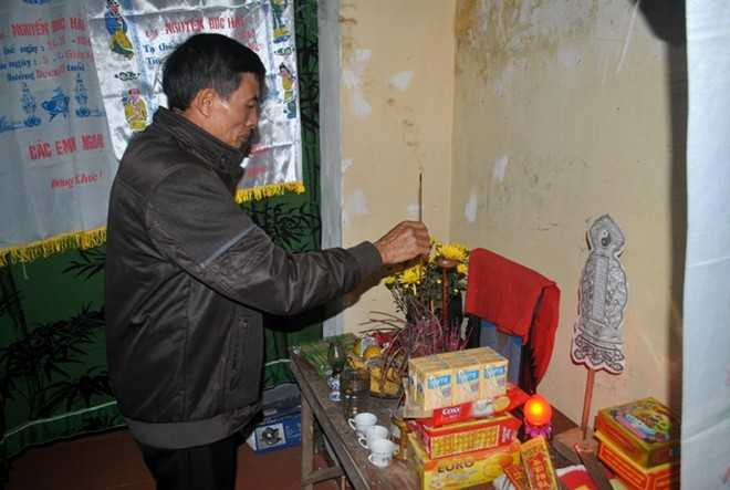 Ông thắp hương lên bàn thờ con trai Nguyễn Đức Hải. Ảnh: Duy Cảnh.