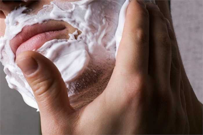 12. Dùng mỹ phẩm không đảm bảo: Đừng chọn loại rẻ tiền để bôi lên mặt vừa cạo xong. Một vài sản phẩm sau cạo mặt chứa chất cồn, tuy tẩy trùng tốt nhưng có thể gây đỏ da, gây đau rát. 