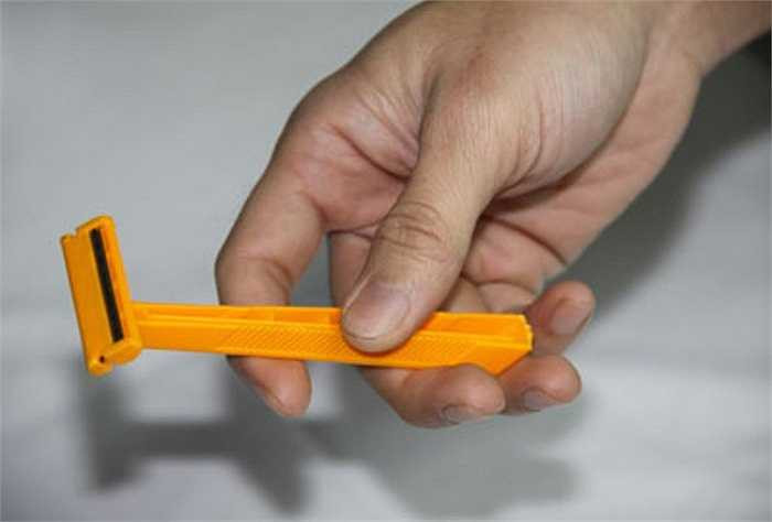 14. Không vệ sinh dao cạo: Vệ sinh dao cạo cũng là nguyên tắc bắt buộc sau khi cạo râu nhưng cũng ít người chú ý. Việc này có thể dẫn đến nấm, vi khuẩn sinh sôi nảy nở do những tế bào sừng khi cạo râu còn nằm lại ở dao cạo. 