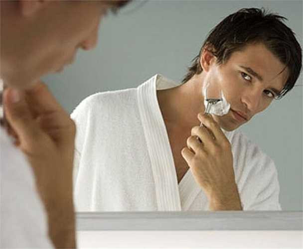 4. 'Nhiều người đàn ông thường cạo râu rất vội vàng trong phòng tắm mà không chăm sóc mặt đúng cách trước khi cạo dẫn đến lông mọc vào trong, vết cắt trên da và dao cạo sớm bị cùn', Steve Salecich, chủ sở hữu của Grand Royal tại Mỹ cho biết.