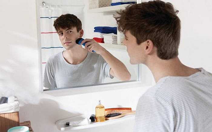 9. Dùng những lưỡi dao cạo cùn có thể làm tổn hại da mặt bạn do râu tách khỏi nang lông không đều và để lại những vết trầy xước, chảy máu trên da mặt. 