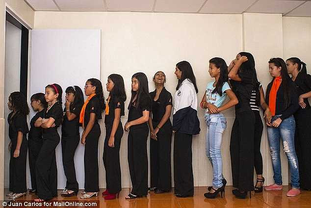 Những cô gái này phần lớn xuất thân từ các gia đình nghèo khó, mong muốn trở thành hoa hậu để thoát nghèo.