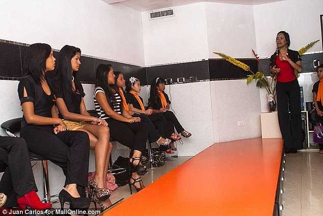 Giáo viên dạy catwalk Gabriela Rojo đang hướng dẫn các học viên cách trình diễn, đi đứng trước khán giả. 