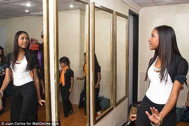 Được biết, chi phí của mỗi lớp học đào tạo sắc đẹp tại đây là 10 USD mỗi tháng, đó là chưa tính các chi phí khác như mua quần áo, đồ trang điểm... Thông thường, các bậc phụ huynh phải trả tổng thể 25 USD cho con gái họ.