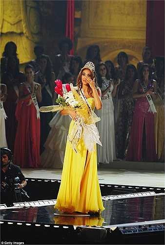 Trước đó, hoa hậu Dayana Mendonza đã giành được vương miện hoa hậu hoàn vũ năm 2008, trị giá 23.500 USD. Bên cạnh đó, cô còn được nhận thêm một căn hộ cao cấp tại New York.