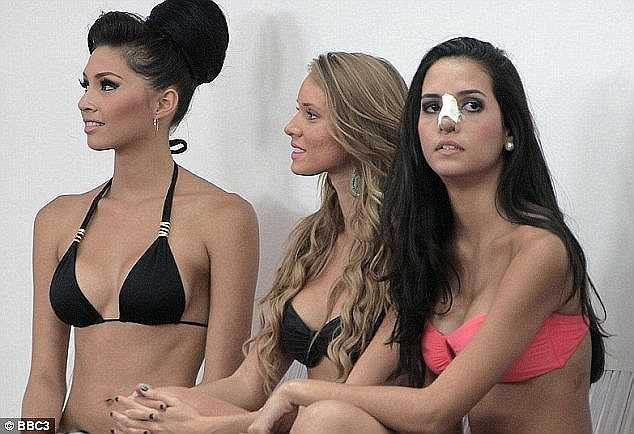 Tại các học viện đào tạo người mẫu và hoa hậu như thế này, việc các cô gái buộc phải đụng tới 'dao kéo' là khó tránh khỏi. 