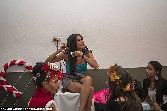 Ông Alexander Velasquez, Giám đốc của học viện đào tạo này cho biết rằng hầu hết các cô gái đến từ tầng lớp nghèo khó với số tiền kiếm được của cả gia đình không tới 50 USD mỗi tháng.