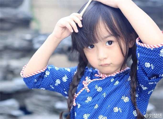 Nhóc tỳ 5 tuổi đốn tim cộng đồng mạng qua loạt ảnh xinh yêu, được nhiều người chia sẻ.