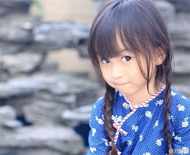 Cô bé thường được mẹ mặc cho đồ cổ trang, trang phục dân tộc hay những bộ váy điệu đà.