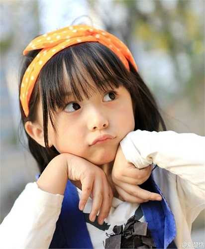 Nhiều bạn nhận xét: 'Ngắm ảnh của Tiểu Điềm Điềm mãi không biết chán', 'càng ngắm càng yêu', 'đôi mắt quá đẹp quá hút hồn'....